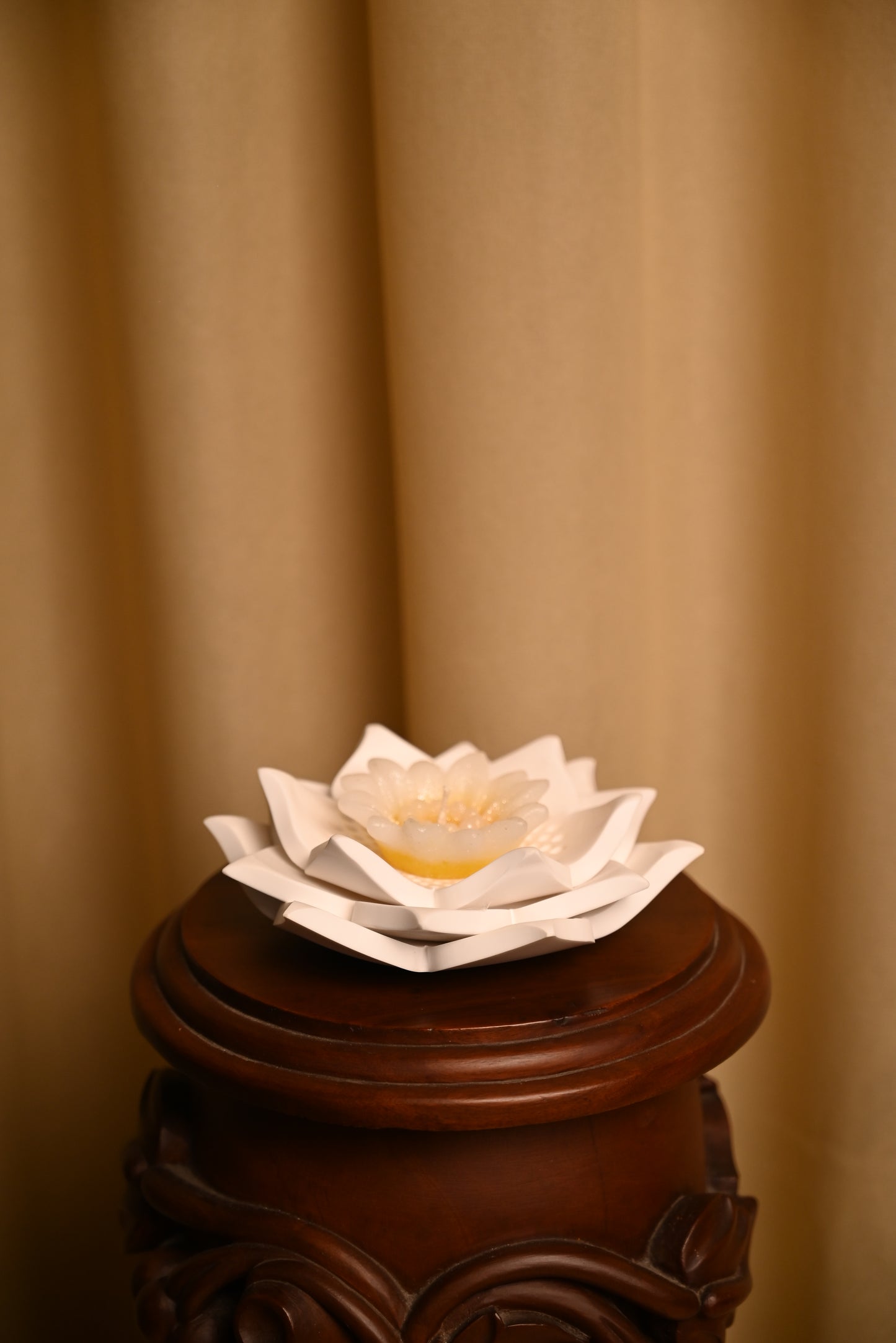 Lotus tealight holder